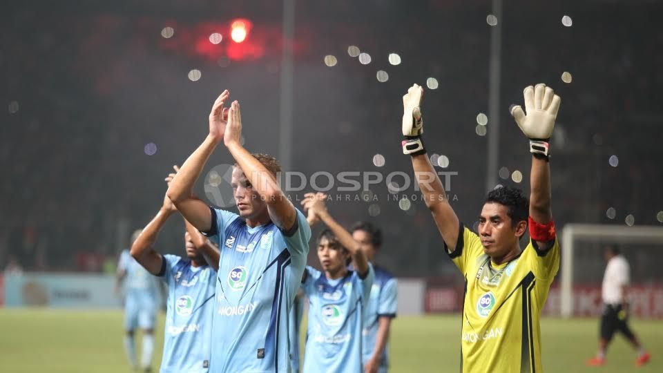 Para pemain Persela Lamongan memberi penghormatan kepada suporter LA Mania yang sudah hadir di GBK. Copyright: &copy; Herry Ibrahim/Indosport